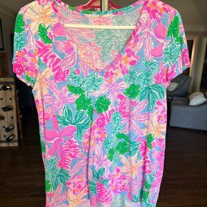 VEUC Lilly Pulitzer Etta V-Neck Short Sleeved T-Shirt Tigers Lair MEDIUM
